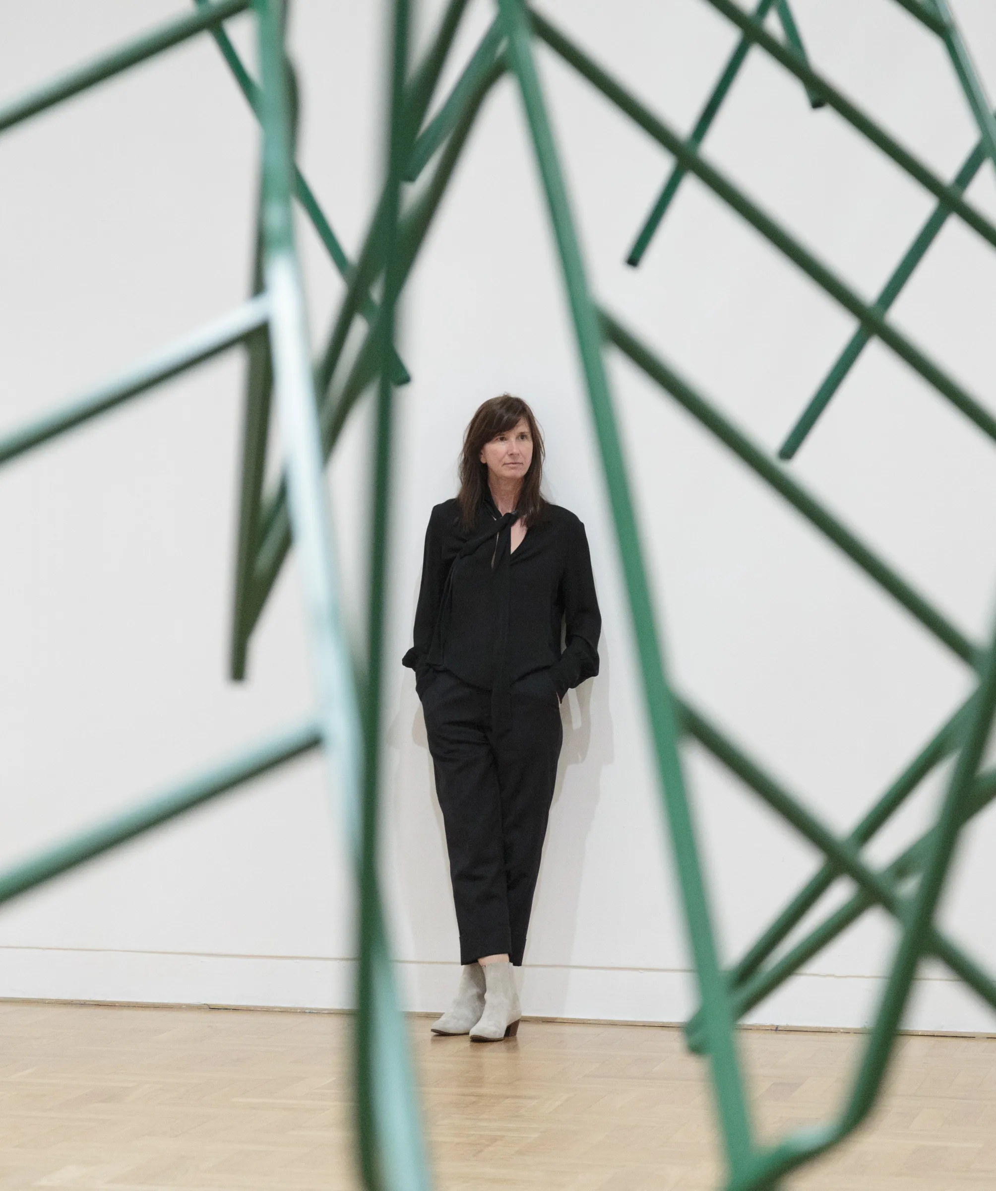 索斯诺斯卡还对建筑和精神空间的相互作用以及空间感觉的体验很着迷，并通过极简主义的形式及概念性的雕塑语言对此进行探索。在此过程中，她参考并评论了现代主义及其乌托邦式的理想，特别是这样的乌托邦式的理想对在她的家乡波兰和周边东欧国家的建筑实产生的影响。她扭曲了建筑材料并将其重新组合，将其与以前的功能分离，以对抗现代主义的理性范式，并通过这种手法创造出美丽的视觉拼图和光学幻觉。