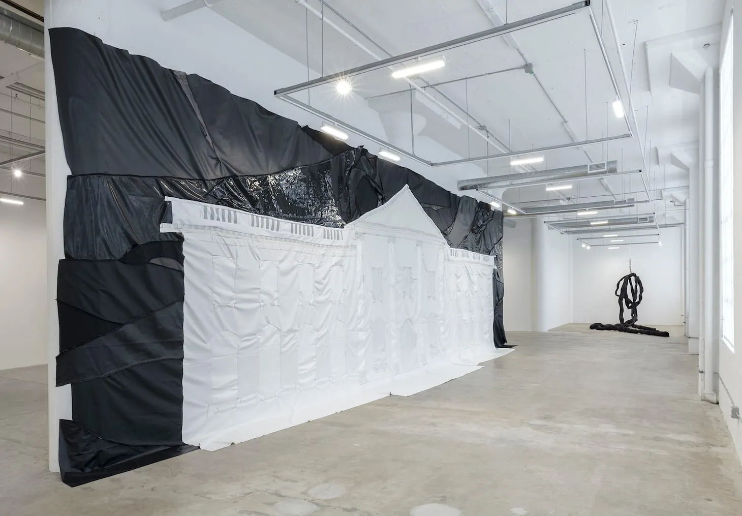 Rodney McMillian, White House II, 2018-2020. Vinyl and thread, 156 x 528 x 36 inches. Also visible: “Untitled (entrails)” (2019-2020), fabric, chicken wire, acrylic, and meat hooks, 118 x 22.5 x 52.5 inches. Image courtesy the artist and Vielmetter Los Angeles. Ph: Jeff Mclane