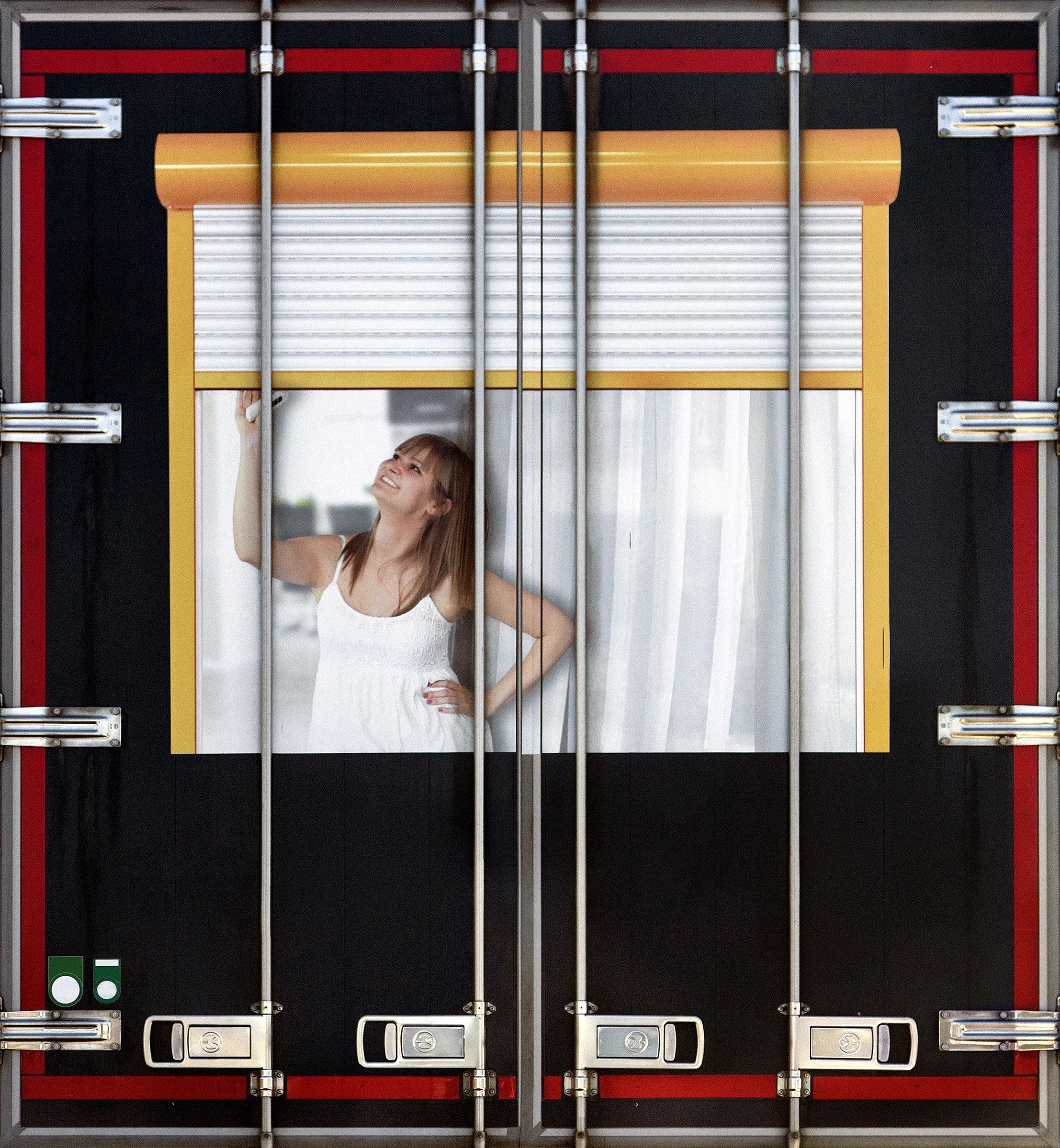 日常公共生活领域也是皮勒创作的一个重要主题。他善于在看似微不足道的事物中找到意想不到的意义。这种形式在他的摄影系列 'Erscheinungen （表象）'中可见一斑。皮勒曾无数次乘坐汽车往返于汉堡和莱比锡两个城市。期间他找到了很多印有广告照片的货运卡车，并休息站和加油站拍摄了它们。他去掉了原始图片的排版元素，只专注于其中的女性形象，从而剔除了图片最初的广告效应。最后呈现在观众面前的是一种对怪异的、无意义的行为的描述。他通过对图像进行这样的重新加工和表现，使观众注意到它们的多重意义及其之间的潜在关系。艺术家在进行摄影的同时也一直在从事绘画方面的创作。