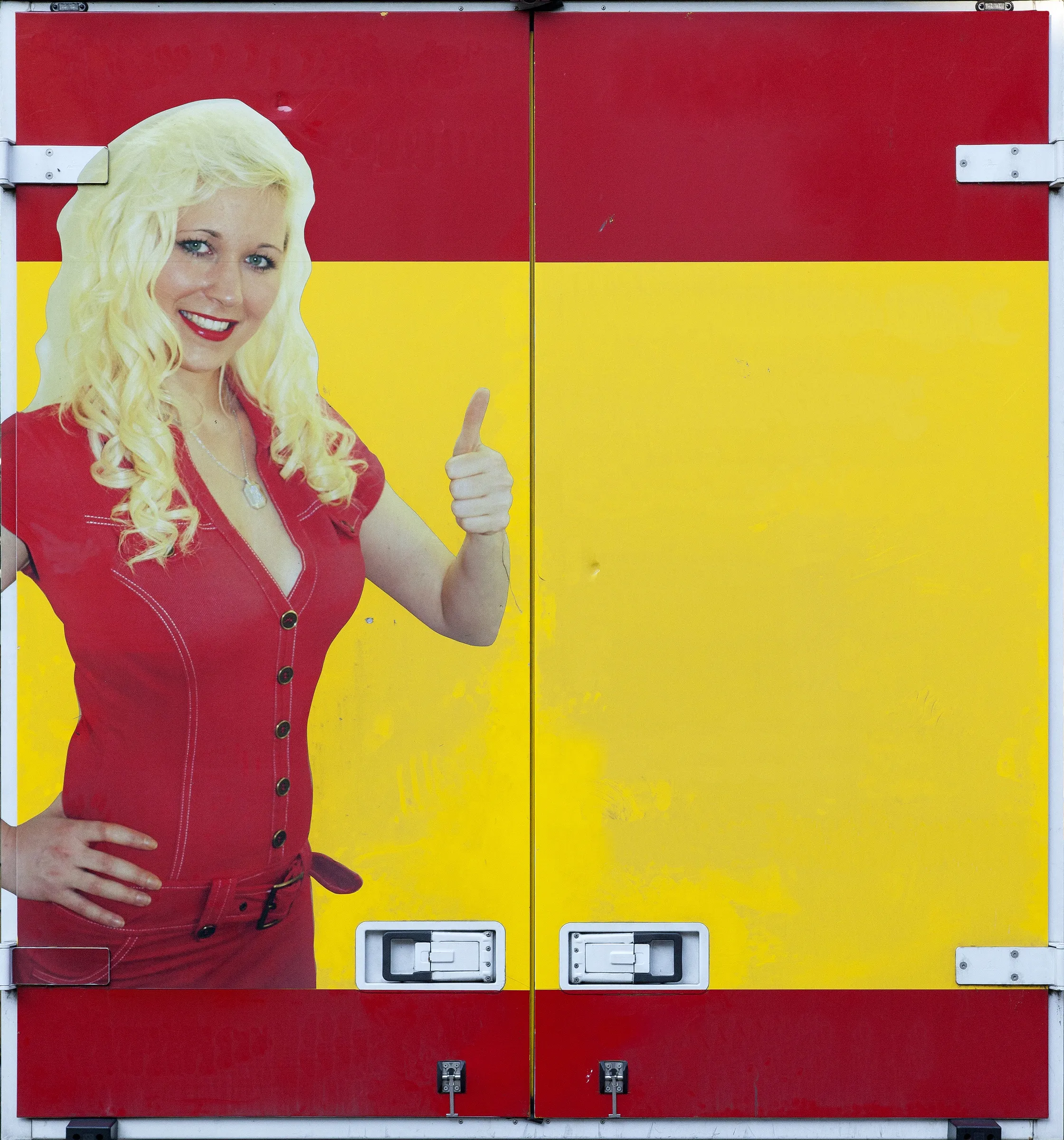 日常公共生活领域也是皮勒创作的一个重要主题。他善于在看似微不足道的事物中找到意想不到的意义。这种形式在他的摄影系列 'Erscheinungen （表象）'中可见一斑。皮勒曾无数次乘坐汽车往返于汉堡和莱比锡两个城市。期间他找到了很多印有广告照片的货运卡车，并休息站和加油站拍摄了它们。他去掉了原始图片的排版元素，只专注于其中的女性形象，从而剔除了图片最初的广告效应。最后呈现在观众面前的是一种对怪异的、无意义的行为的描述。他通过对图像进行这样的重新加工和表现，使观众注意到它们的多重意义及其之间的潜在关系。艺术家在进行摄影的同时也一直在从事绘画方面的创作。