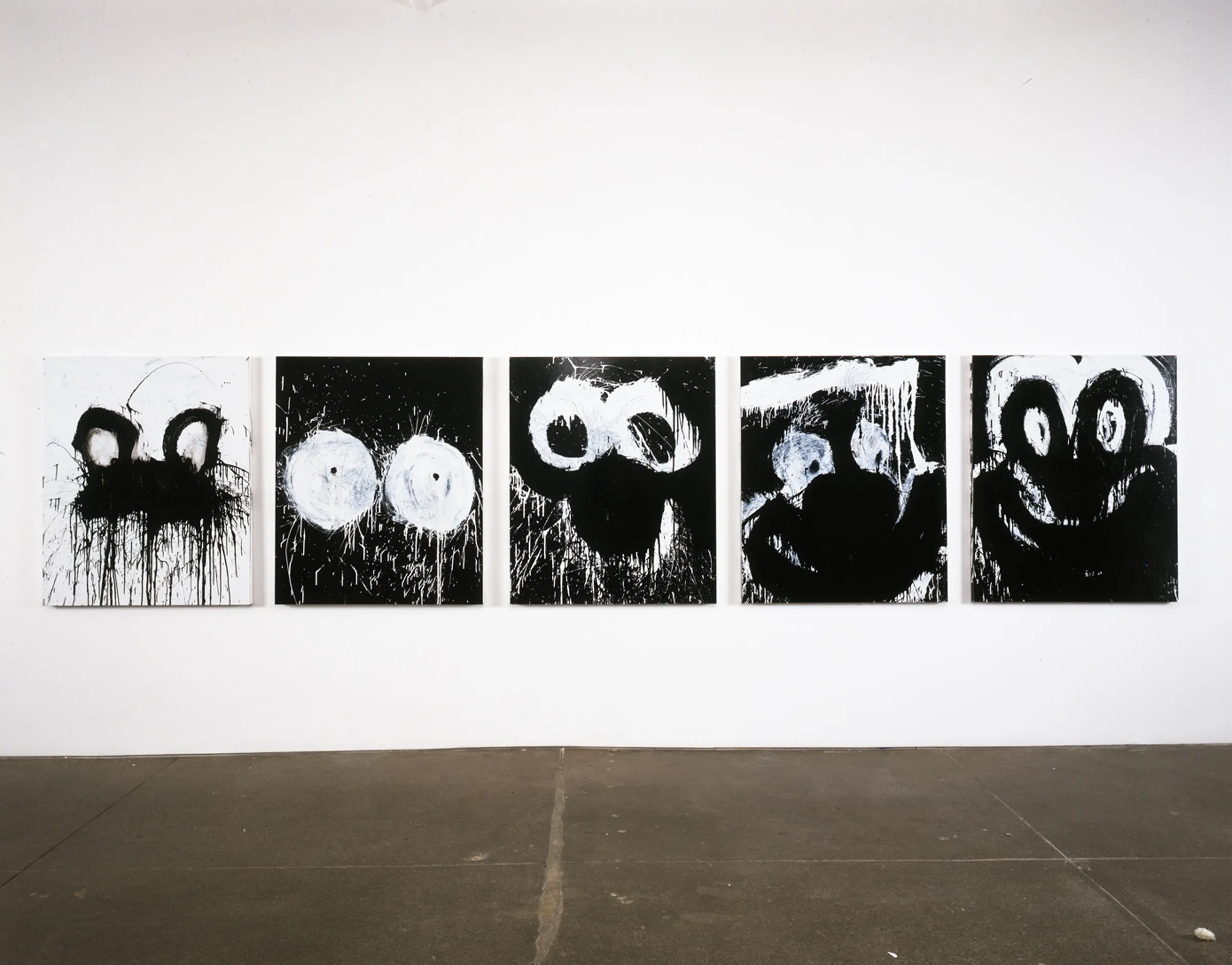 乔伊斯-彭萨托（1941年-2019年）一生都在纽约生活和工作，并于2007年在Petzel画廊举办了她的首次个展。在她的职业生涯后期取得了成功，此后她在世界各地的机构广泛展出，其中包括纽约惠特尼美国艺术博物馆（2017年）、芝加哥当代艺术博物馆（2016年）、因斯布鲁克美术馆（2016年）、沃斯堡现代艺术博物馆（2015年）、休斯顿当代艺术博物馆（2014年）、亚特兰大高等艺术博物馆（2014年）、巴黎蓬皮杜中心（2013年）、圣莫尼卡艺术博物馆（2013年）、圣路易斯当代艺术博物馆（2013年）、旧金山现代艺术博物馆（2000年）。路易斯（2013年）、旧金山现代艺术博物馆（2000年），以及其他更多的机构。