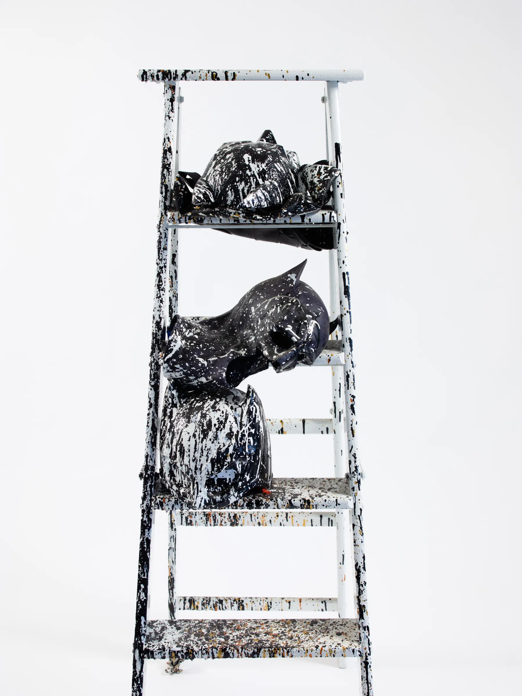 乔伊斯-彭萨托（1941年-2019年）一生都在纽约生活和工作，并于2007年在Petzel画廊举办了她的首次个展。在她的职业生涯后期取得了成功，此后她在世界各地的机构广泛展出，其中包括纽约惠特尼美国艺术博物馆（2017年）、芝加哥当代艺术博物馆（2016年）、因斯布鲁克美术馆（2016年）、沃斯堡现代艺术博物馆（2015年）、休斯顿当代艺术博物馆（2014年）、亚特兰大高等艺术博物馆（2014年）、巴黎蓬皮杜中心（2013年）、圣莫尼卡艺术博物馆（2013年）、圣路易斯当代艺术博物馆（2013年）、旧金山现代艺术博物馆（2000年）。路易斯（2013年）、旧金山现代艺术博物馆（2000年），以及其他更多的机构。