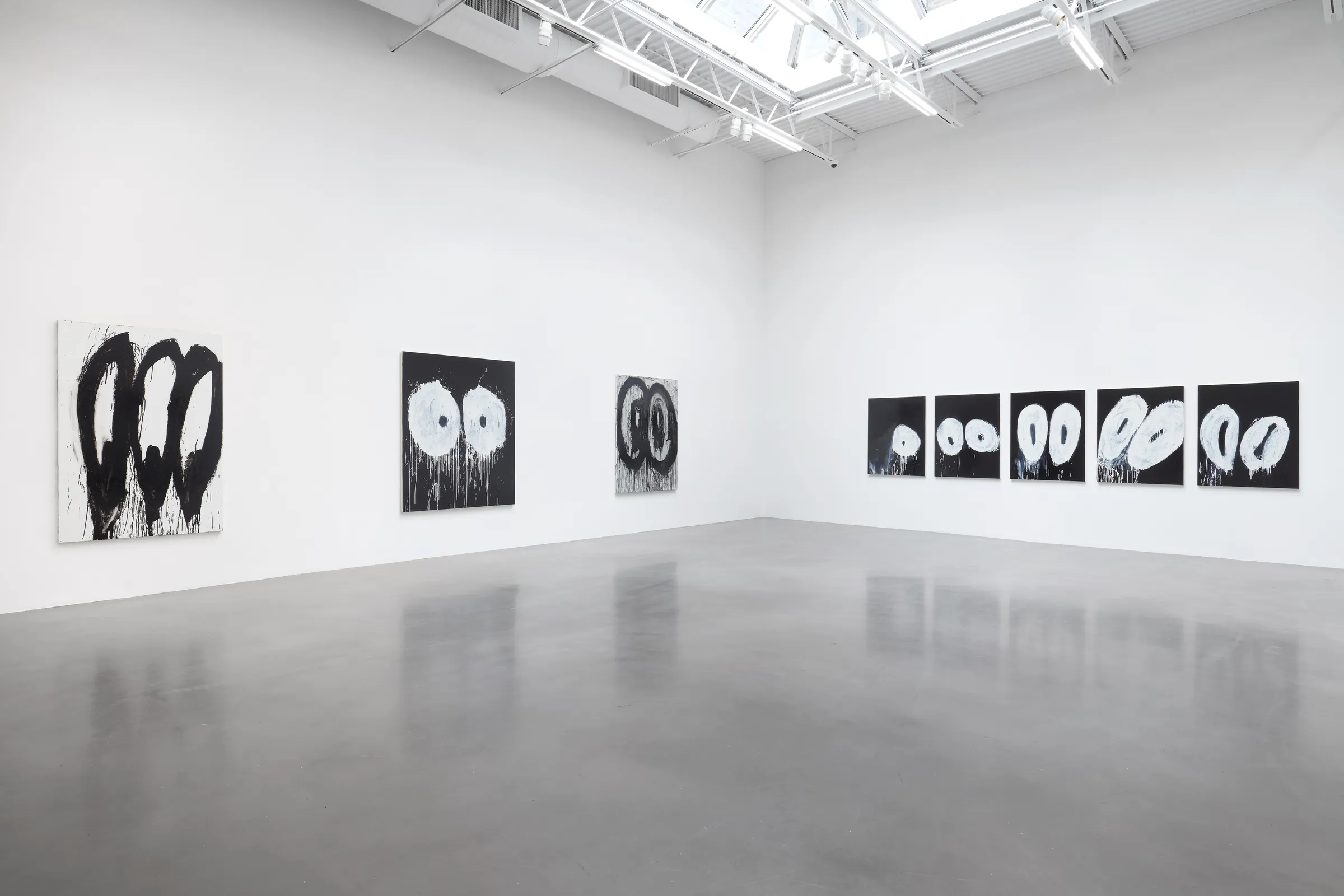 乔伊斯-彭萨托（1941年-2019年）一生都在纽约生活和工作，并于2007年在Petzel画廊举办了她的首次个展。在她的职业生涯后期取得了成功，此后她在世界各地的机构广泛展出，其中包括纽约惠特尼美国艺术博物馆（2017年）、芝加哥当代艺术博物馆（2016年）、因斯布鲁克美术馆（2016年）、沃斯堡现代艺术博物馆（2015年）、休斯顿当代艺术博物馆（2014年）、亚特兰大高等艺术博物馆（2014年）、巴黎蓬皮杜中心（2013年）、圣莫尼卡艺术博物馆（2013年）、圣路易斯当代艺术博物馆（2013年）、旧金山现代艺术博物馆（2000年）。路易斯（2013年）、旧金山现代艺术博物馆（2000年），以及其他更多的机构。