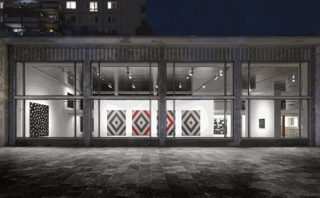 他的画作是对蜕变、消逝和记忆的探索，是一种对肉体、健康和疾病的冥想，也是对死亡的悼念。'一直认为肉体是如此的完美， 直到它变得孱弱破败。仅仅就是这么一层薄薄的膜将我们与灾难隔离开来。' 死亡是生命不可分割的一部分。从生到死会经历无数次的蜕变。死亡是一种形式上的消逝，记忆是对这种消逝的悼念，而悼念使生死的循环成为永恒。