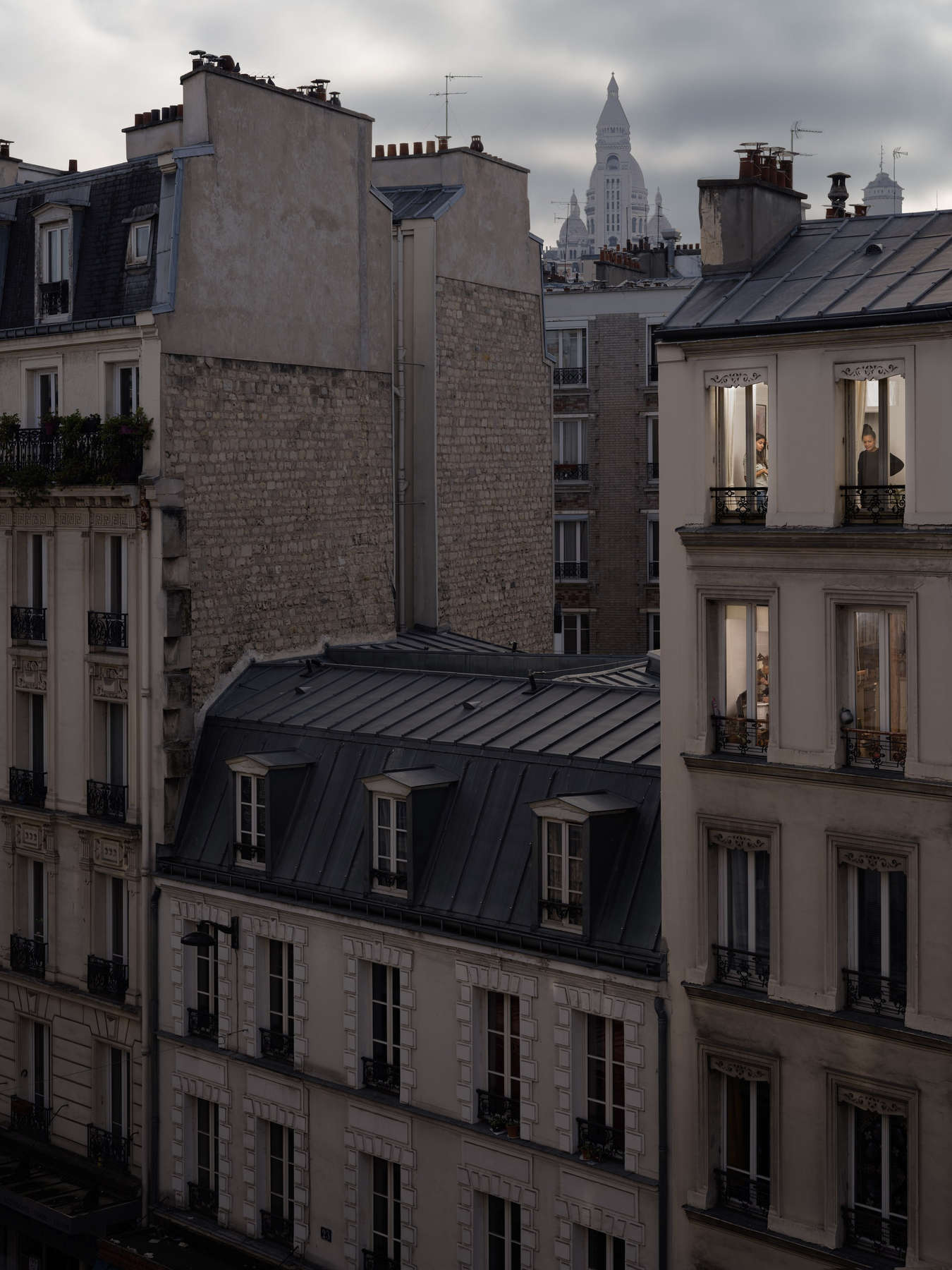 Comedian Preparing for show, Roomates upstairs, Rue du Poteau, Paris 18th
