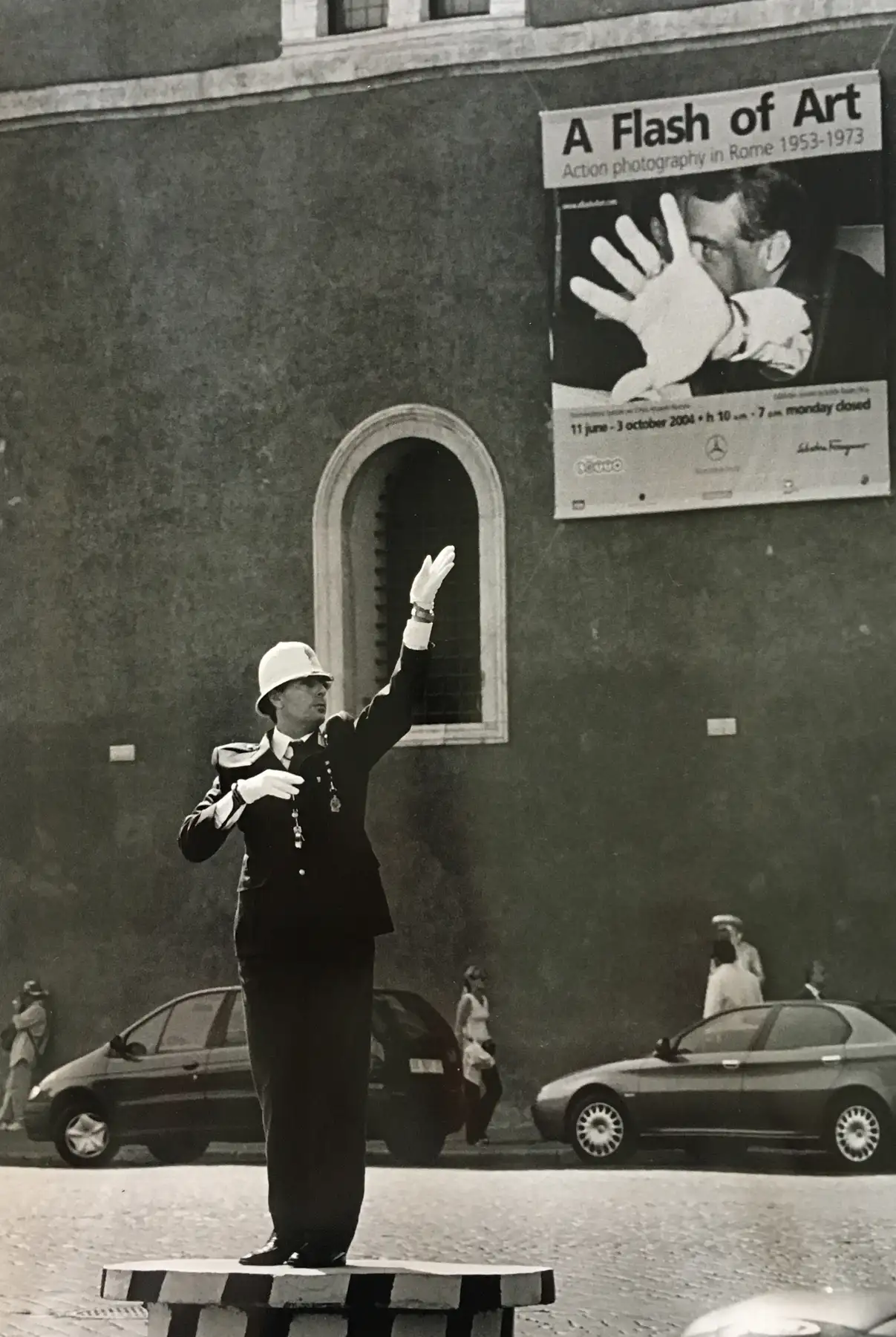 Elliott Erwitt, A Flash of the Glove, Rome, 2004