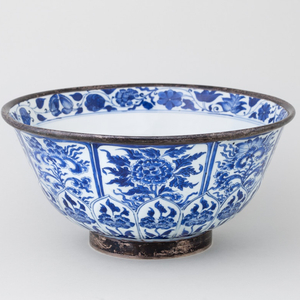 A LARGE CHINESE KANGXI BLUE AND WHITE BOWL , Kangxi (1662 – 1722)