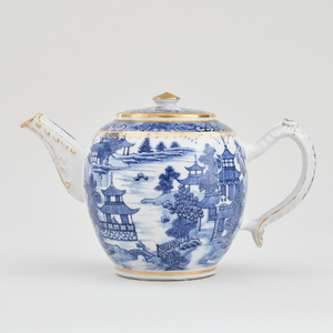 A CHINESE BLUE AND WHITE NANKIN TEAPOT AND COVER, Qianlong (1736 – 1795)