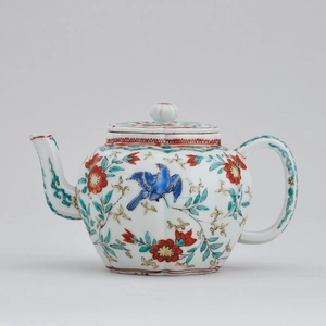 A JAPANESE KAKIEMON TEAPOT AND COVER, Edo period (late 17th century)