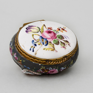 AN ENGLISH OVAL BILSTON ENAMEL TROPHY BOX, circa 1770, 18th century