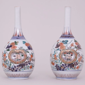 A PAIR OF FINE JAPANESE IMARI BOTTLE VASES, Late 17th – early 18th century