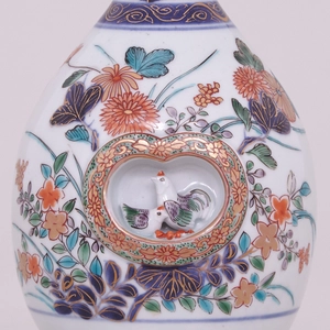 A PAIR OF FINE JAPANESE IMARI BOTTLE VASES, Late 17th – early 18th century