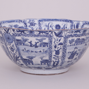 A LARGE CHINESE BLUE AND WHITE KRAAK BOWL, 1635-1650 (Chongzheng)