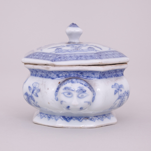 AN UNUSUAL CHINESE BLUE AND WHITE SPICE BOX WITH COVER, Kangxi ( 1662-1722 )