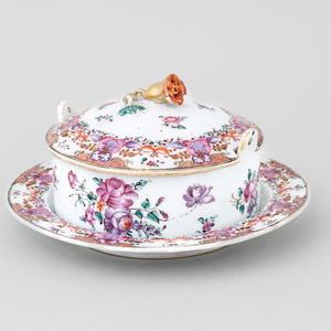 A CHINESE FAMILLE ROSE SAUCE TUREEN, COVER AND STAND, Qianlong (1736-1795)