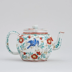 A JAPANESE KAKIEMON TEAPOT AND COVER, Edo period (late 17th century)