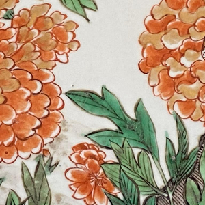 AN IMPOSING CHINESE ‘BIRD AND PEONY’ FAMILLE VERTE CHARGER , Kangxi (1662 – 1722)