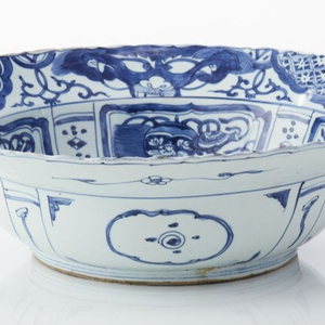 A LARGE AND IMPOSING CHINESE BLUE AND WHITE 'KRAAK PORSELEIN KLAPMUTS' SHALLOW BOWL , Wanli (1573‑1619)