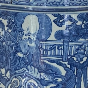 A LARGE IMPOSING CHINESE MING BLUE AND WHITE 'EIGHT IMMORTALS' TRIPOD CENSER, Wanli (1572 - 1620)