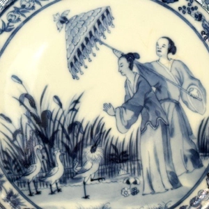 A PAIR OF FINE CHINESE BLUE AND WHITE PRONK ‘DAME AU PARASOL’ DISHES, Qianlong (1736 – 1795), ca. 1736-1740.