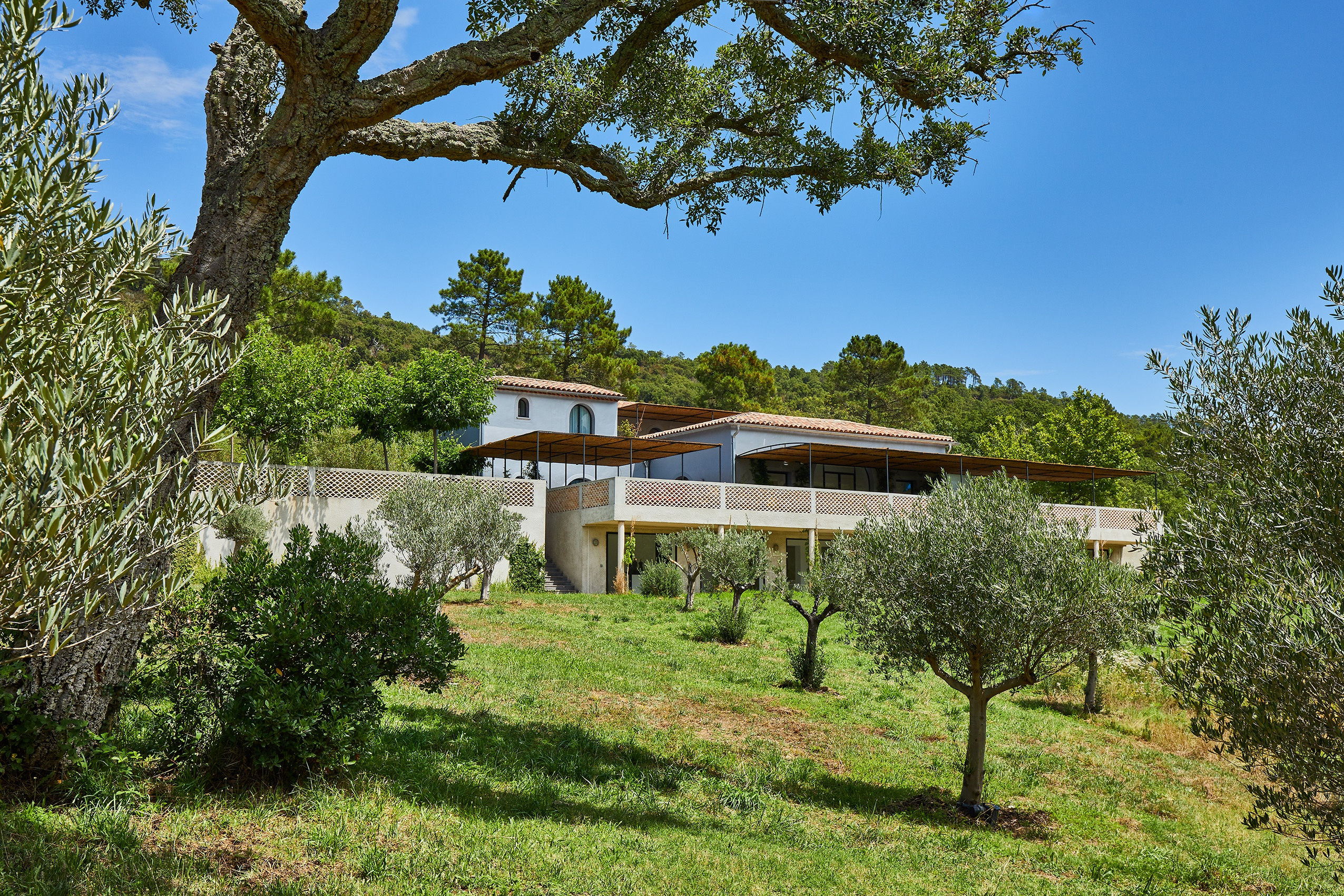 L'architecte et designer française India Mahdavi a restructuré entièrement une maison au style faussement provençal ; le choix de la...