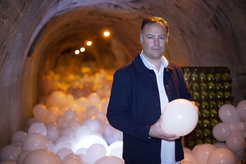 Born in 1973, Charles Pétillon is a French artist known for his creations at the crossroad of photography, installations and...