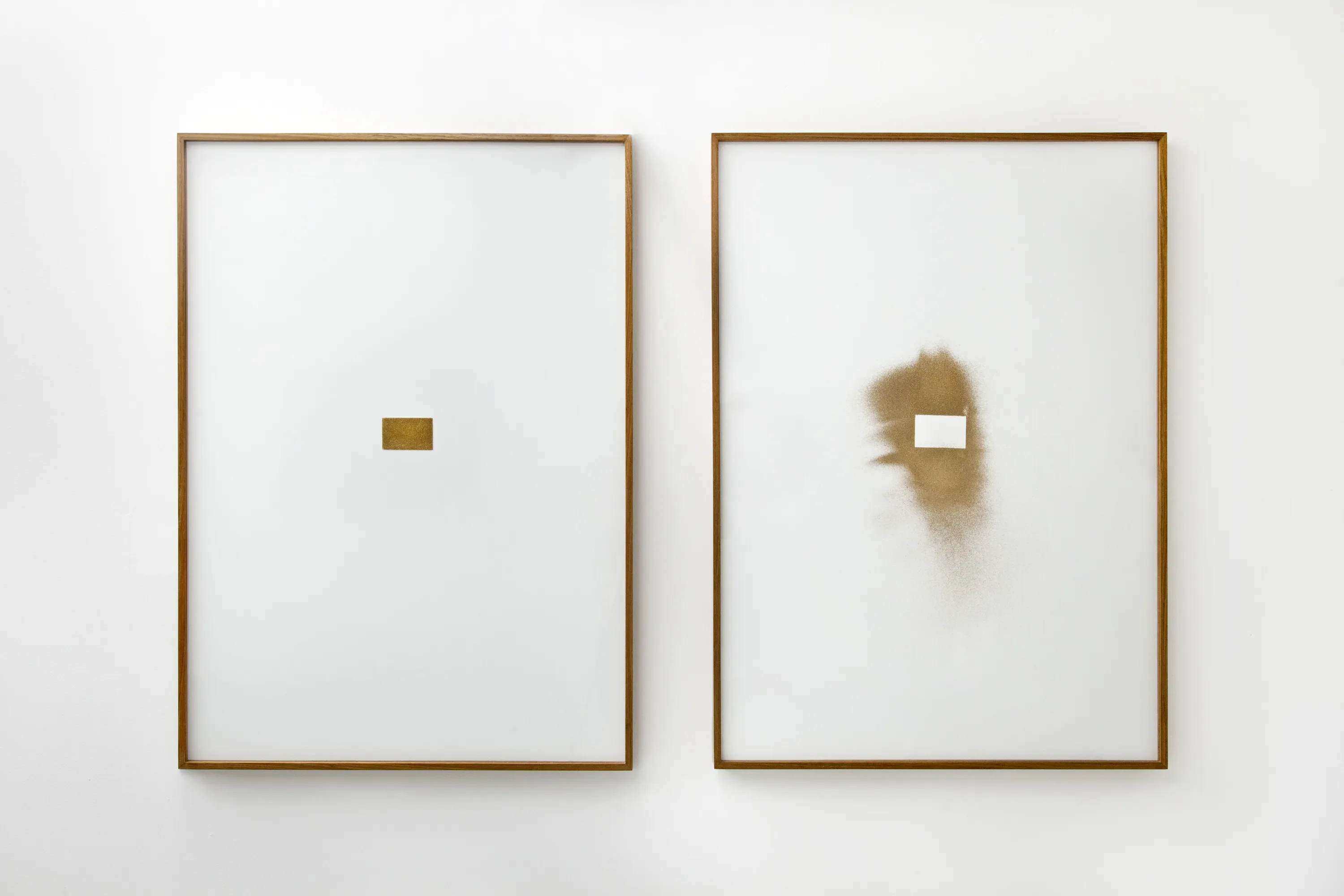 Lais Myrrha Derrama #4, 2019 Derramamento de 20 gramas de pó de ouro sobre papel (Pouring of 20 grams of...