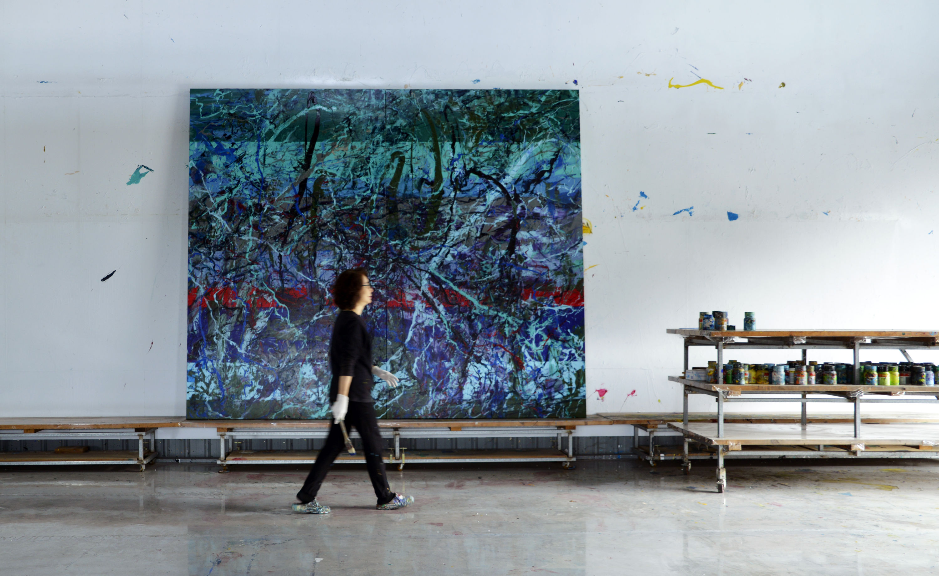 身任教授、學者和美術館長等多重身份，同時也是台灣當代藝術的實踐者，薛保瑕除作育英才無數，也在自身創作上耕耘數十寒暑；在台灣女性抽象藝術的發展路徑，薛保瑕扮演著重要角色。其不論在技法、亦或理念上，皆為抽象藝術注入不可取代之獨特視角；若依循其一路以來的創作脈絡，便可明顯察覺藝術家以抽象語彙回應後現代主義時期之美學，並對於色彩、線條、結構、甚或肌理等深入的建構與思考。而如此一個專屬於薛保瑕的創作軌跡，源自於過往旅居紐約多年的求學經驗，那是薛保瑕打開對於西方當代的視野之契機；更甚者，紐約開放卻又嚴謹的思辨風氣，更造就薛保瑕在創作中，對於文本有著高度連結和辯證。 符號學中所提出的「能指（signifier）」和「所指（signified）」概念，主要用來描述語言符號的結構和功能。若對應到薛保瑕的創作，更可察覺藝術家運用其作為結構鋪陳，探索出嶄新路徑：自2004年以降，她經常以二拼及三拼作品作為主軸，當首張畫布完成後，畫面中所勾勒與詮釋的視覺構成，即為藝術家主觀意念中延展出的符號和訊息，經由閱讀，薛保瑕再以過程中所得知之訊息接續完成其後第二、第三張畫布；同時，藝術家更意欲邀請閱讀者，自畫面中之頓挫、合流之間，發展出個別的想像和感知，完整觀者和作品的連結。正如薛保瑕在自述中所述：「文本自身涉及的言說論述，有其文意上直喻、隱喻的意涵。我拼合的創作方式，在抽離與擴張之間，以循環的詮釋推進，是圖示表述的交界，也是喻意與納氣急緩頓挫的引動之處。」