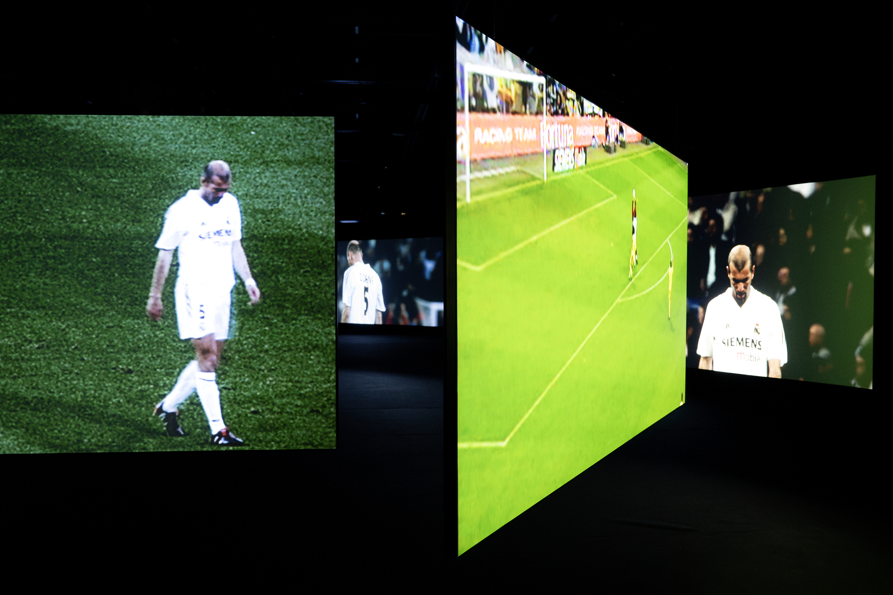 Philippe Parreno and Douglas Gordon Zidane, un portrait du XXIe siècle