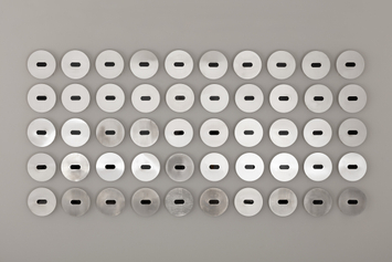 Eduardo Navarro We who spin around you, 2016 50 máscaras de alumínio e lentes de óculos de solda ed edition of 1 + 1 exihibition copy 25 ø cm (cada máscara)