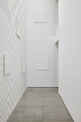 philippe decrauzat, Vista da exposição 'Logo as sombras desaparecem', Nara Roesler Rio de Janeiro, 2025