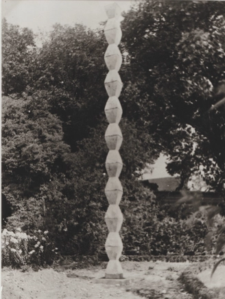Constantin Brancusi, Endless Column in Voulangis, 1926