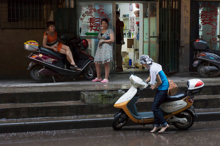 Scott Conarroe, Shampoo Lady, Luzhou, Sichuan, 2012