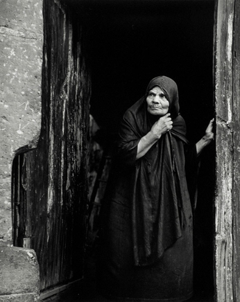 Reva Brooks, Woman of San Miguel in Front of her House (Mujer de San Miguel frente a su casa)