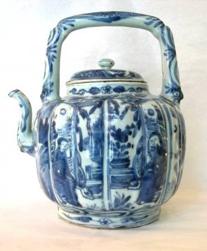 A RARE CHINESE BLUE & WHITE WINE POT & COVER, Ming Wanli period (1573-1619