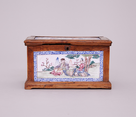 A CHINESE CANTON ENAMEL FAMILLE ROSE BOX, Qianlong (1736-1795)