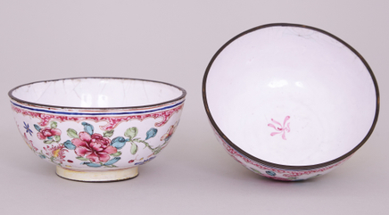 A PAIR OF FAMILLE ROSE CANTON ENAMEL BOWLS, Qianlong (1736-1795)