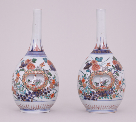 A PAIR OF FINE JAPANESE IMARI BOTTLE VASES, Late 17th – early 18th century