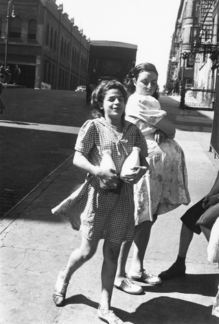 Helen Levitt  ​New York City, 1945