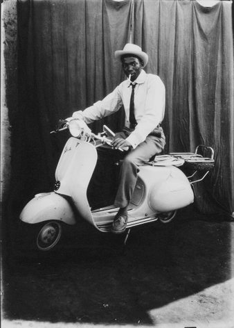 Seydou Ke&iuml;ta Untitled portrait,1950s.