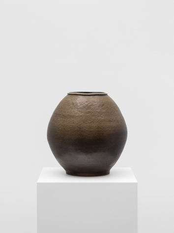 Inchin Lee, Untitled, 2018, Wood-fired stoneware, 50 x 46 x 46 cm, Courtesy of the artist and PKM Gallery.