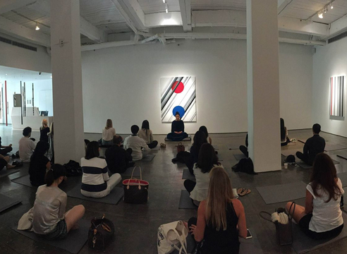 崔岫闻于525西22街的行为艺术表演