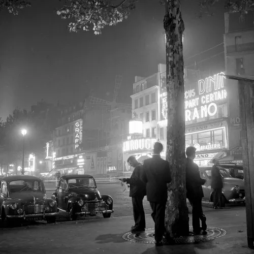 Place Blanche, 1951  Tirage argentique sur papier baryté  40x50 cm  Roger Schall  Edition of 15 plus 5 AP
