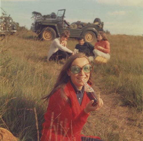 James Barnor Members of the Tunbridge Wells Overseas Club, relaxing after a summer Sunday walk, Kent, c. 1969 Modern C-print from original negative Last edition: Ed. 5/5 70 x 70 cm 25 000 € 100 x 100 cm 35 000 € Edition of 5 plus 2 artist's proofs