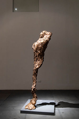大卷伸嗣 《漂浮-背景 I》 Flotage-Landscape on the Back I, 2003-2015 2003製作、2015翻銅 Sculpted in 2003, casted in 2015 銅 Bronze 178.5 (H) × 48 (W) × 52 (D) cm