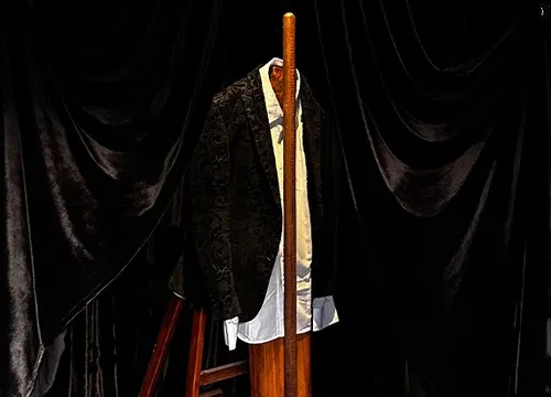 NINO CAIS . “...ALONGAVA-SE DE BRUÇOS E CONTORCIA O CORPO NU TENTANDO MIRAR COM UM ÚNICO OLHO A ESTRELA AGUDA E VERMELHA DA NOITE...”