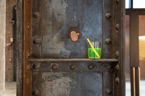 Tania Pérez Córdova, "Live Chat" (2012), glass, highlighter, dimensions variable (courtesy the artist, photo Hyunjung Rhee)