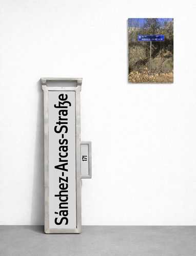 Alán Carrasco Aus dem Osten kommt das Licht, 2026 Street plate and photograph mounted on dibond Photograph, 38 x 25 cm Street plate, 102 x 25 x 5 cm Edition 1 of 1 plus AP