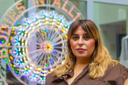 Marinella Senatore, davanti alla sua installazione Bodies in Alliance, presso 21WOL hotel, Milano. Settembre 2021 Copyright: Marco Pavan / Fondazione Imago Mundi
