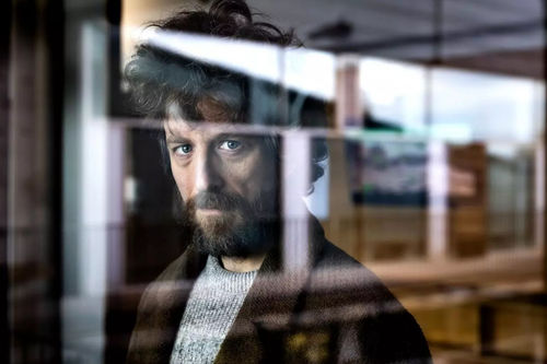 L'artista Pep Vidal fotografiat al Parc de Recerca Biomèdica de Barcelona PERE VIRGILI